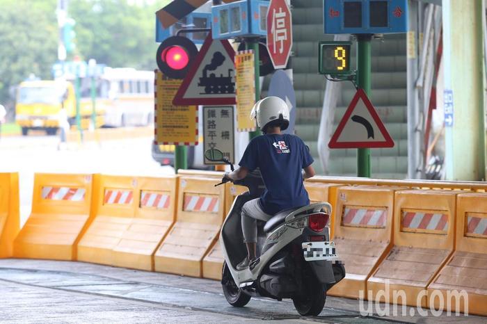 為提升機車騎士行車安全，9月開始民眾需在交通部公路總局建置機車危險感知教育平台完成教育測驗後，才可預約機車考照。引用自聯合新聞網 https://udn.com/news/story/7266/4022086